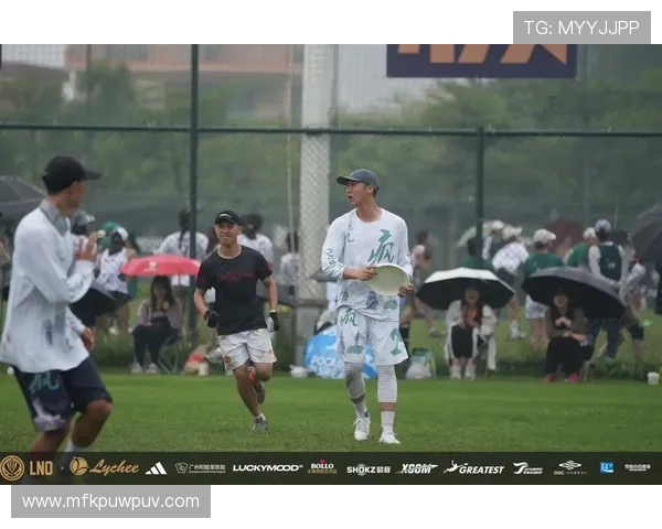 广州飞盘队在世界滑板锦标赛中以98分稳居积分榜首位