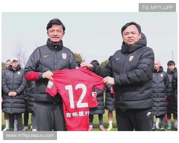 昆山足球俱乐部迎战长春亚泰全力争胜展现球队实力与拼搏精神 昆山足球俱乐部迎战长春亚泰全力争胜展现球队实力与拼搏精神