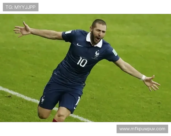 本泽马：从足球天才到传奇前锋的辉煌旅程与成就解析