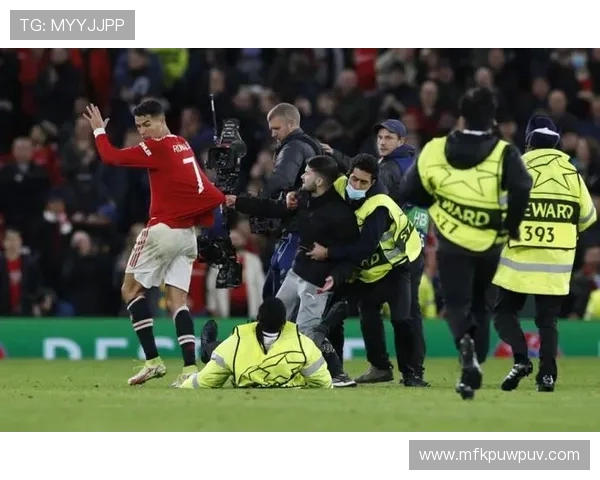 球迷疯狂冲入场内成功抢走C罗球衣引发热议与争议 球迷疯狂冲入场内成功抢走C罗球衣引发热议与争议