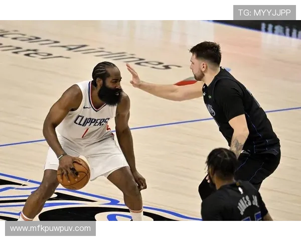 詹姆斯哈登:从MVP之路到球队领袖的蜕变与挑战 詹姆斯哈登:从MVP之路到球队领袖的蜕变与挑战